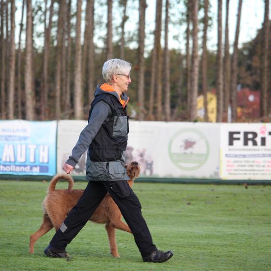 Bild enthält, Adult, Male, Man, Person, Canine, People, Pet, Shoe, Jacket, Police Dog