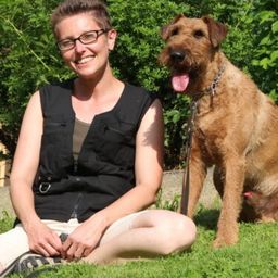 Bild enthält, Grass, Person, Photography, Portrait, Canine, Dog, Terrier, Female, Girl, Teen