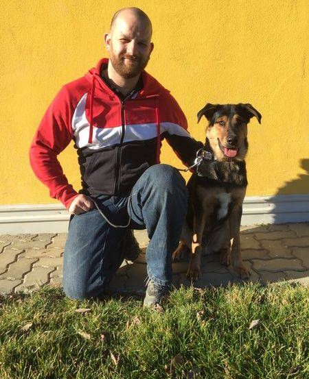 Bild enthält, Pants, Person, Photography, Portrait, Grass, Jeans, Sitting, Dog, Adult, Man