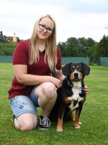 Bild enthält, Shorts, Grass, T-Shirt, Adult, Female, Person, Woman, Barefoot, Portrait, Hound