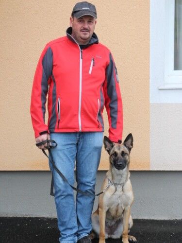 Bild enthält, Coat, Jacket, Pants, Adult, Male, Man, Person, Canine, Dog, Jeans