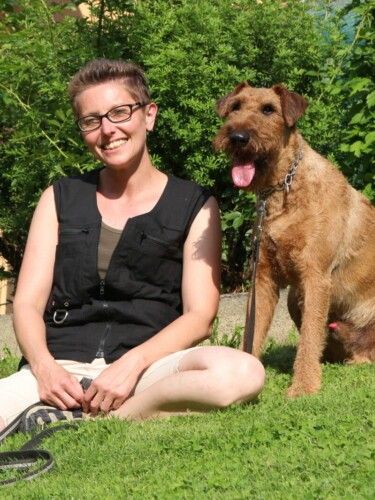 Bild enthält, Grass, Person, Photography, Portrait, Canine, Dog, Terrier, Female, Girl, Teen