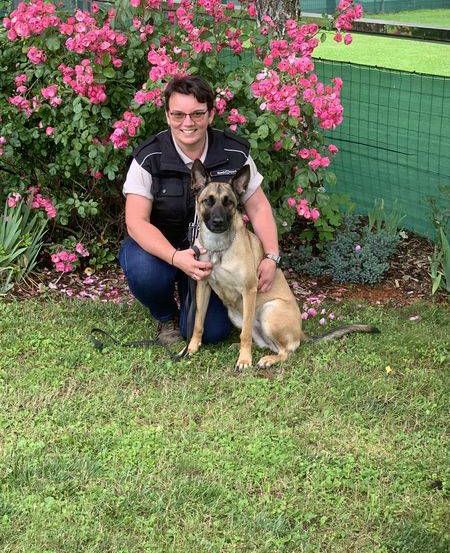 Bild enthält, Backyard, Nature, Outdoors, Yard, Potted Plant, Grass, Dog, Vegetation, Garden, Portrait