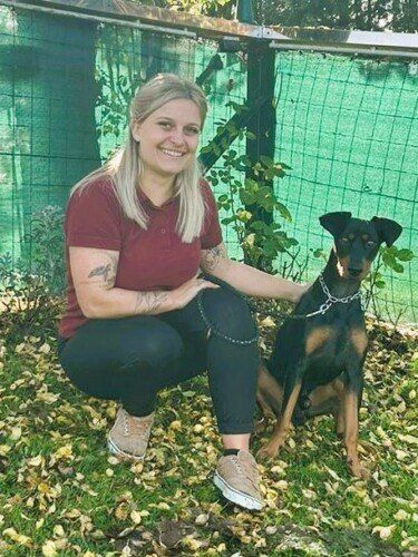 Bild enthält, Pants, Person, Portrait, Backyard, Sitting, Sandal, Dog, Grass, Tennis Racket, Shoe