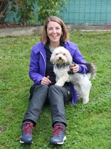 Bild enthält, Coat, Jacket, Shoe, Grass, Pants, Person, Portrait, Sneaker, Sitting, Blazer