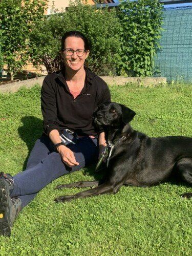 Bild enthält, Grass, Shoe, Person, Photography, Portrait, Backyard, Pants, Adult, Male, Man