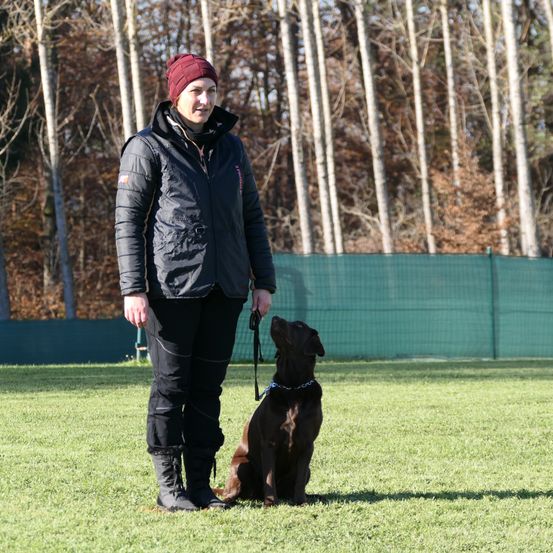Bild enthält, Adult, Male, Man, Person, Canine, Dog, Pet, Jacket, Shoe, Hat