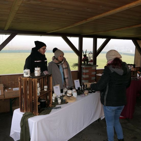 Bild enthält, Dining Table, Table, Wood, Hat, Adult, Female, Person, Woman, Pants, Plywood