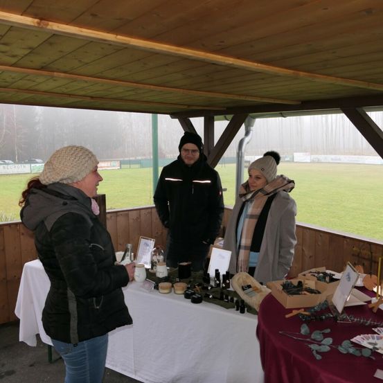 Bild enthält, Hat, Cap, Coat, Pants, Adult, Female, Person, Woman, Table, Wood