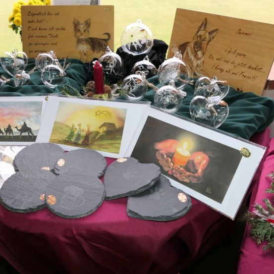 Bild enthält, Candle, Christmas, Christmas Decorations, Festival, Animal, Cat, Mammal, Pet, Person, Dog