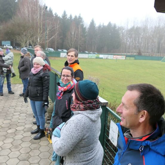 Bild enthält, Grass, Park, People, Person, Coat, Jacket, Hat, Cap, Adult, Man