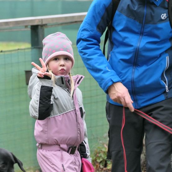 Bild enthält, Coat, Strap, Jacket, Child, Female, Girl, Person, Hat, Dog, Face