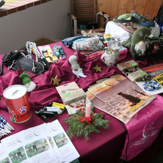 Bild enthält, Herbal, Plant, Furniture, Table, Candle, Flower, Flower Arrangement, Flower Bouquet, Handbag, Altar