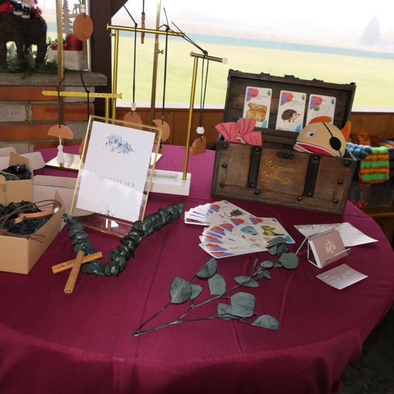 Bild enthält, Furniture, Table, Dining Table, Interior Design, Wood, Living Room, Box, Desk, Photography, Outdoors