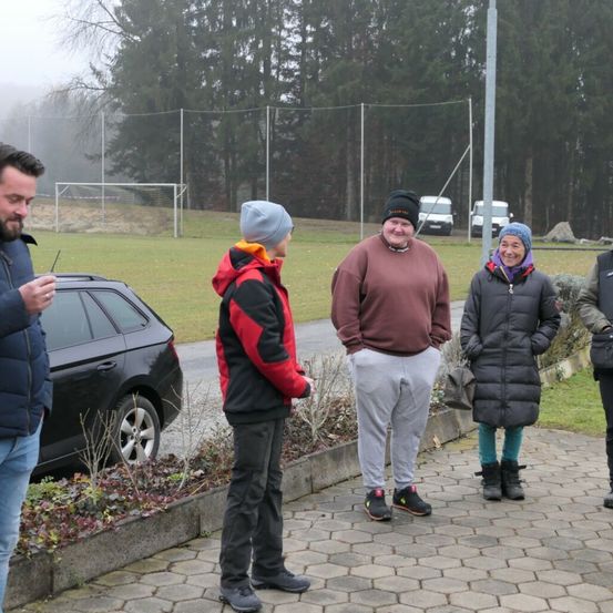 Bild enthält, Person, Walking, Pants, Coat, Jacket, Adult, Male, Man, Boy, Child