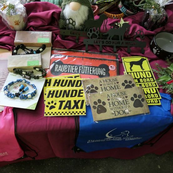 Bild enthält, Herbal, Book, Publication, Potted Plant, Altar, Purple, Flower, Flower Arrangement, Flower Bouquet, Text