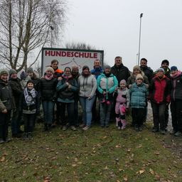 Bild enthält, People, Person, Pants, Coat, Jacket, Grass, Park, Vegetation, Tree, Dog