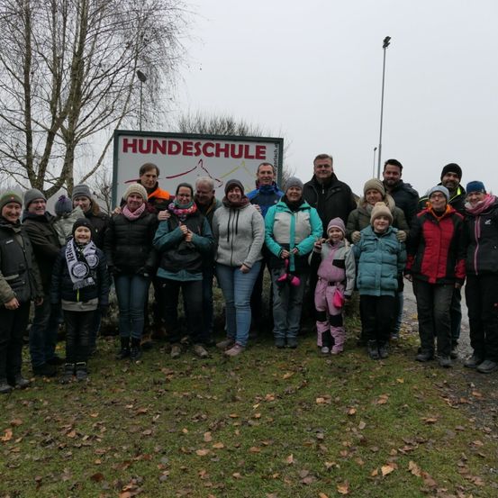 Bild enthält, People, Person, Pants, Coat, Jacket, Grass, Park, Vegetation, Tree, Dog