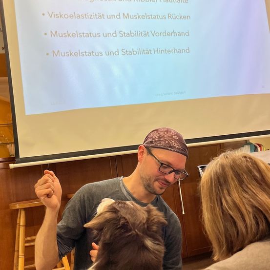 Bild enthält, People, Person, Adult, Female, Woman, Male, Man, Face, Crowd, Classroom