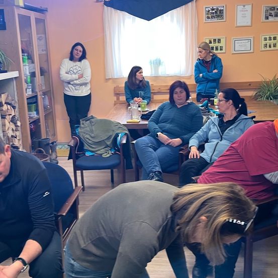 Bild enthält, Adult, Female, Person, Woman, Indoors, Restaurant, Male, Man, Face, Jeans