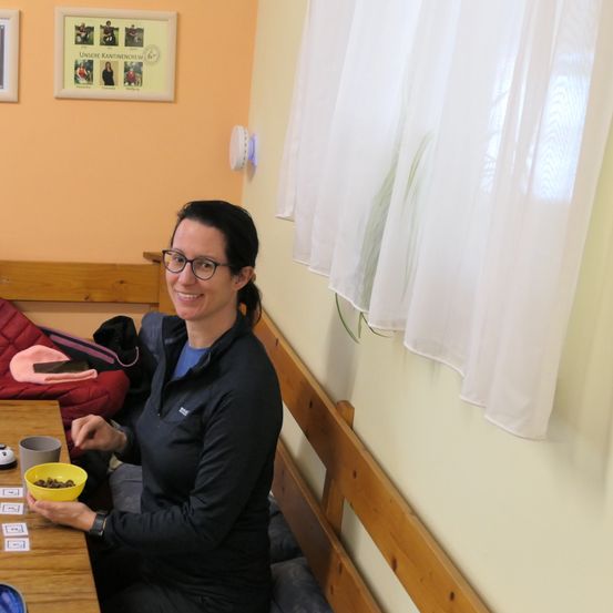 Bild enthält, Wood, Plywood, Hardwood, Dining Table, Adult, Female, Person, Woman, Restaurant, Flooring