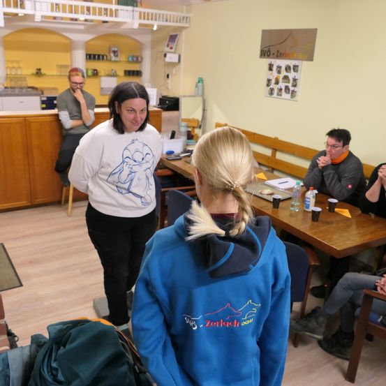 Bild enthält, Plywood, Wood, Hardwood, Person, Cafeteria, Restaurant, Adult, Male, Man, Flooring