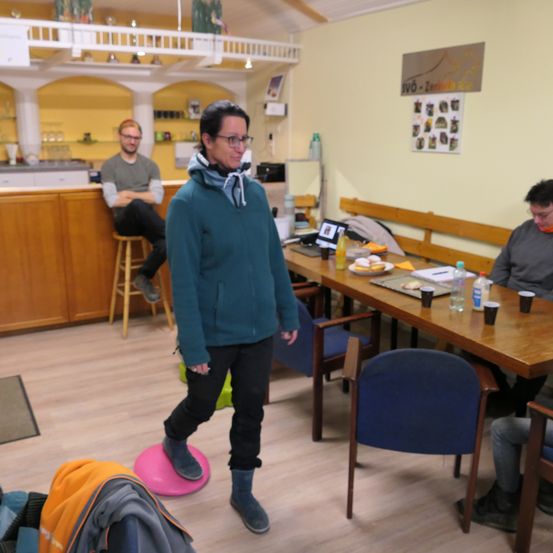 Bild enthält, Plywood, Wood, Flooring, Hardwood, Interior Design, Person, Adult, Male, Man, Chair