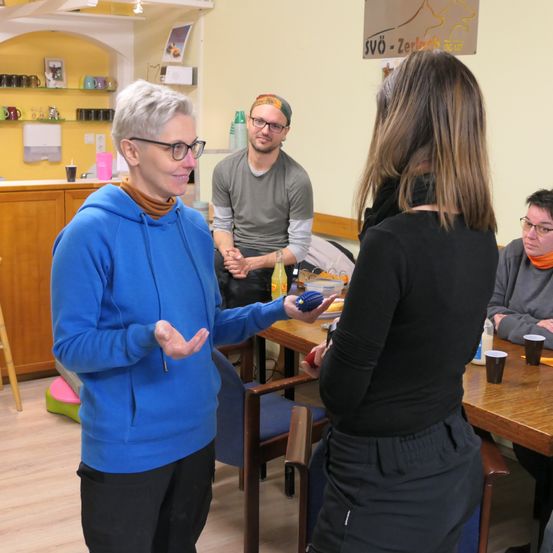 Bild enthält, Plywood, Wood, Cup, Adult, Female, Person, Woman, Male, Man, Glasses