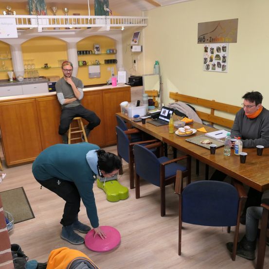 Bild enthält, Plywood, Wood, Adult, Male, Man, Person, Chair, Indoors, Cup, Flooring