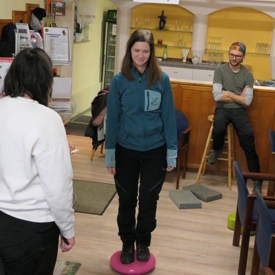 Bild enthält, Plywood, Wood, Floor, Flooring, Hardwood, Pants, Table, Adult, Person, Woman