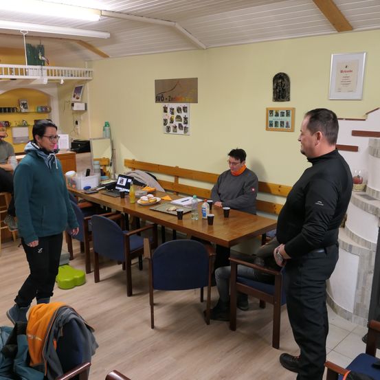 Bild enthält, Plywood, Wood, Indoors, Interior Design, Flooring, Hardwood, Adult, Male, Man, Person