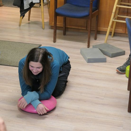 Bild enthält, Wood, Floor, Flooring, Hardwood, Plywood, Person, Chair, Interior Design, Shoe, Face