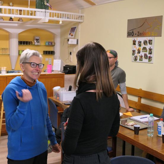 Bild enthält, Plywood, Wood, Restaurant, Hardwood, Dining Table, Cafeteria, Adult, Female, Person, Woman