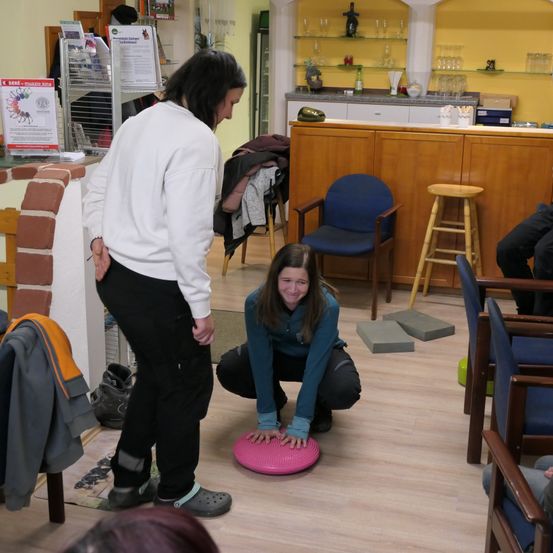 Bild enthält, Plywood, Wood, Flooring, Hardwood, Adult, Female, Person, Woman, Male, Man