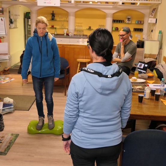 Bild enthält, Plywood, Wood, Flooring, Table, Adult, Female, Person, Woman, Restaurant, Burger