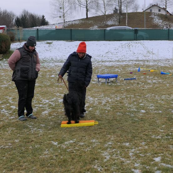 Bild enthält, Outdoors, Shelter, Adult, Male, Man, Person, Coat, Shoe, Jacket, Ice