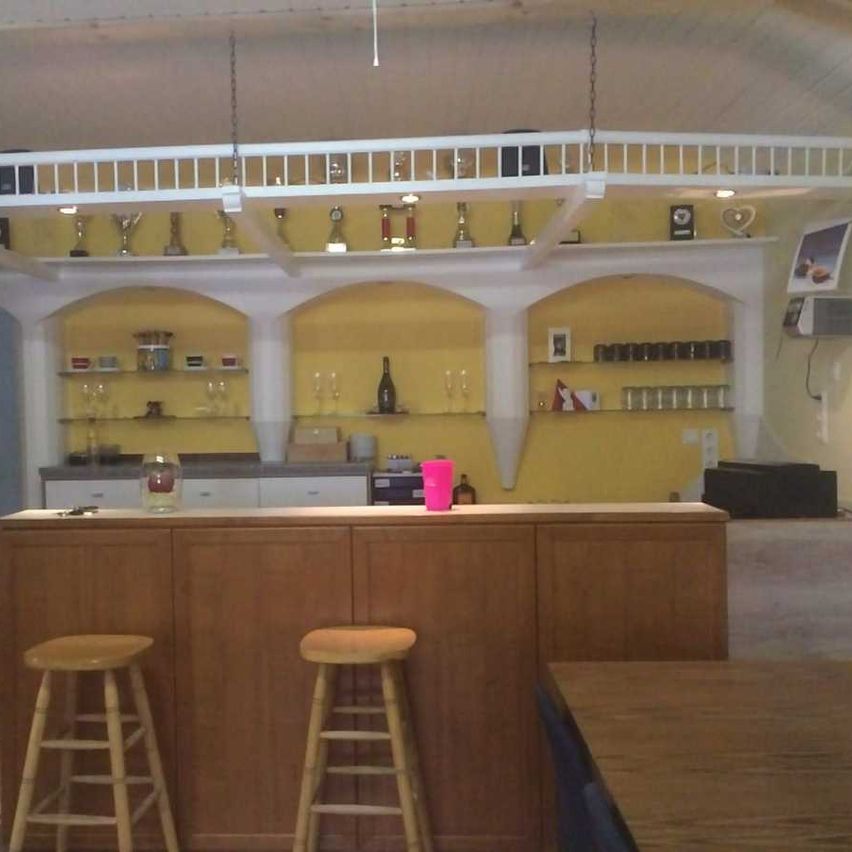 Bild enthält, Bar Stool, Furniture, Indoors, Interior Design, Pub, Kitchen, Building