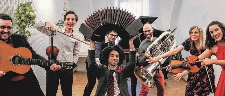 Bild enthält, Adult, Female, Person, Woman, Baton, People, Male, Man, Bride, Guitar