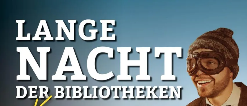 Ein Plakat bewirbt die Nacht der Bibliotheken, eine Gemeinschaftsbibliotheksveranstaltung. Es zeigt einen Mann in Anzug und Schutzbrille, der ein offenes Buch hält. Die Veranstaltung findet am 25. April 2026 von 17 bis 20 Uhr statt.