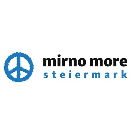 Das Bild zeigt das Logo von 'mirno more stiermark'. Es enthält ein blaues Friedenssymbol links und den Text 'mirno more stiermark' in Blau rechts.
