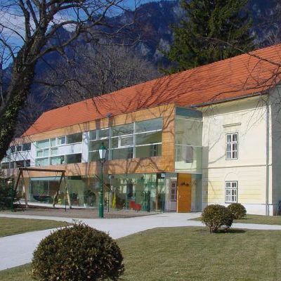 Bild enthält, Grass, Neighborhood, City, Villa, Hotel, Campus, Resort, Lawn, Condo, Shelter