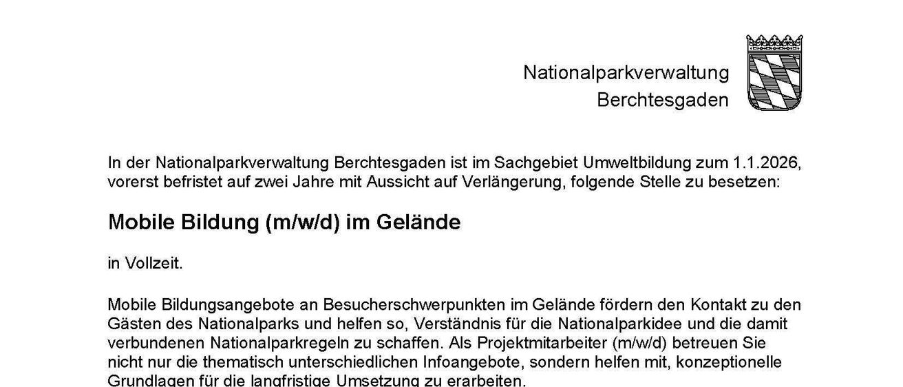 Text auf einer Seite mit dem Titel 'Mobile Bildung (m/w/d) im Gelände'. Es geht um die Arbeit im Gelände, um den Kontakt mit den Parkgästen zu fördern und Parkvorschriften zu schaffen. Aufgaben umfassen die Verwaltung, Bedienung und Bewertung mobiler Bildungsangebote zu spezifischen Parkthemen. Anforderungen sind pädagogische oder naturwissenschaftliche Ausbildung und Erfahrung. Das Angebot umfasst eine vielseitige, interessante Tätigkeit in einem Team, faire Vergütung und flexible Arbeitszeiten.