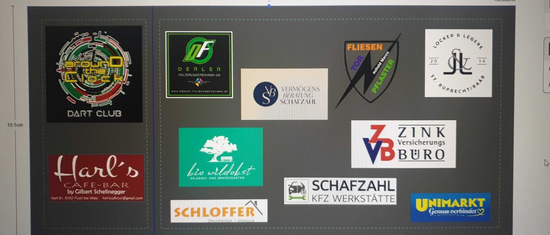 Bild enthält, Logo, Advertisement, Poster, Business Card, Text, Computer Hardware, Hardware, Monitor, Screen, Symbol