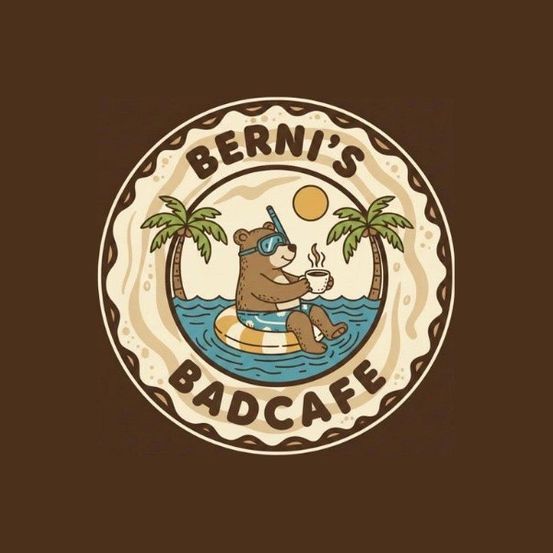 Ein Logo, das einen Bären zeigt, der eine Schwimmbrille trägt und eine Tasse Kaffee in der Hand hält, während er auf einer Flöße im Wasser mit Palmen und einer Sonne im Hintergrund schwimmt.