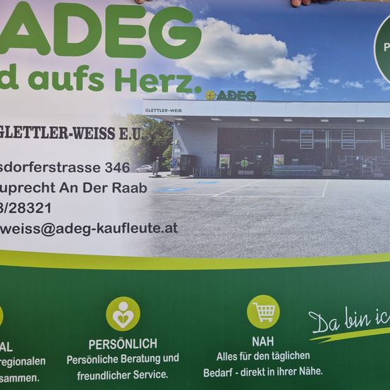 Werbeplakat für ADEG, eine regionale Supermarktkette, mit einem Bild des Geschäfts, Kontaktdaten und dem Slogan 'Da bin ich'. Die Anzeige betont persönliche Beratung und freundlichen Service.