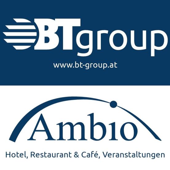 Das BT Group Logo zeigt ein blau-weißes Design mit dem Text BTgroup über einer Website-Adresse. Darunter befindet sich das Ambio Logo, mit einer blauen geschwungenen Linie, dem Text Ambio und einem Untertitel in weißer Schrift.