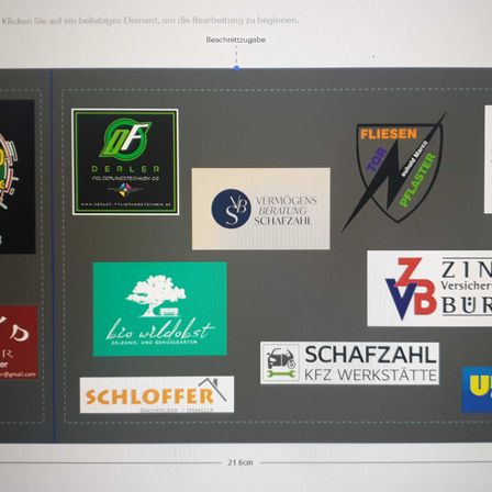 Bild enthält, Logo, Advertisement, Poster, Business Card, Text, Computer Hardware, Hardware, Monitor, Screen, Symbol