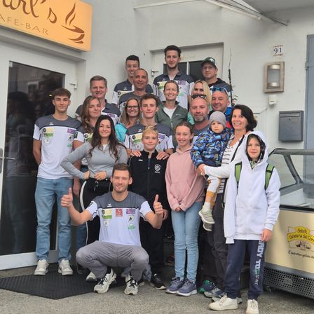 Bild enthält, Pants, People, Person, Jeans, Shoe, Adult, Female, Woman, Coat, Jacket