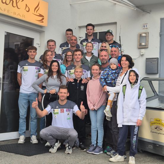 Bild enthält, Pants, People, Person, Jeans, Shoe, Adult, Female, Woman, Coat, Jacket