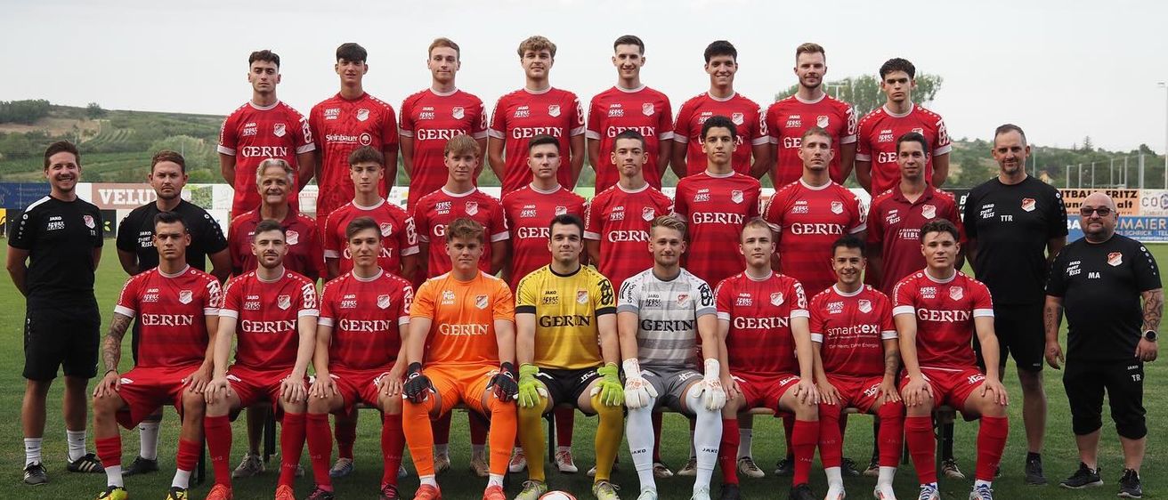 Bild enthält, People, Person, Team, Soccer Ball, Groupshot, Adult, Male, Man, Boy, Teen